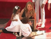 Mariah Carey recibe su estrella en el Paseo de la Fama de Hollywood con sus hijos