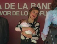 La Reina Letizia acuna a un bebé de un mes en el Día de la Banderita