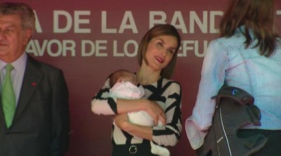 La Reina Letizia acuna a un bebé de un mes en el Día de la Banderita