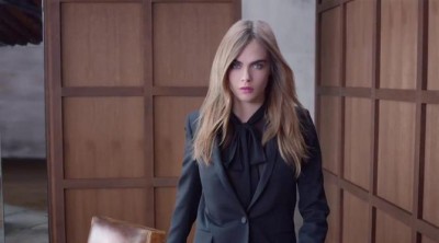 Cara Delevingne con el pintalabios 'Rouge Pur Couture' de Yves Saint Laurent