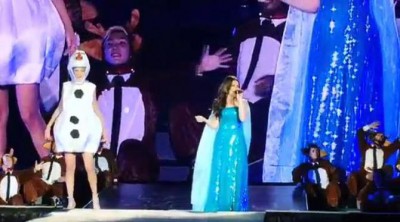 Taylor Swift interpreta 'Let It Go' disfrazada de Olaf junto a Idina Menzel