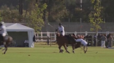 El Príncipe Harry se cae del caballo en un partido de polo
