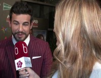 Mario Casas piropea a Berta Vázquez en el estreno de 'Palmeras en la Nieve'