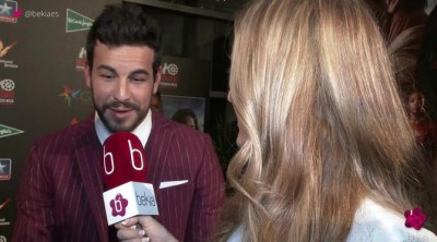 Mario Casas piropea a Berta Vázquez en el estreno de 'Palmeras en la Nieve'