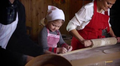 Victoria, Daniel y Estela de Suecia felicitan la Navidad 2015 haciendo pan