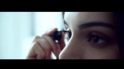 Kendall Jenner promociona una máscara de pestañas de Estée Lauder