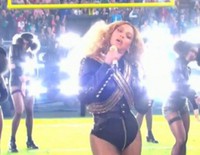 Beyoncé y Bruno Mars durante su actuación en la Super Bowl 2016