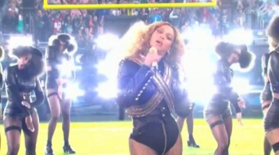 Beyoncé y Bruno Mars durante su actuación en la Super Bowl 2016