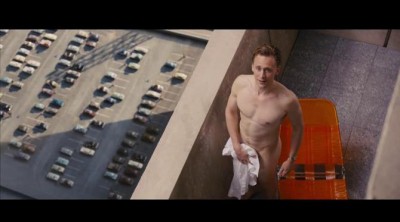 Tom Hiddleston presume de cuerpazo en su último filme 'High-Rise'