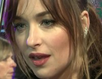 Dakota Johnson paraliza Londres para estrenar 'Mejor... solteras'