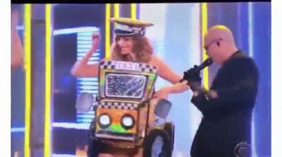 Sofia Vergara y Pitbull interpretando 'El Taxi' en los Premios Grammy 2016