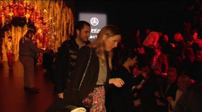 Emiliano Suárez y Carola Beleztena confirman su amor en la Madrid Fashion Week
