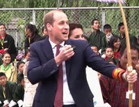 Los Duques de Cambridge practican tiro con arco entre risas en Bhutan