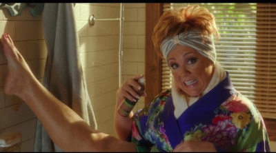 Melissa McCarthy peleándose con el autobronceador en este clip exclusivo de 'Es la jefa'