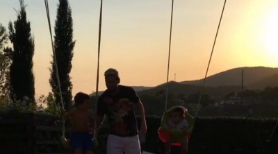 Leo Messi columpiando a sus hijos Thiago y Mateo