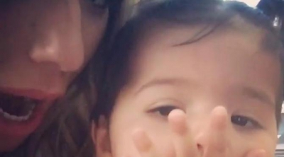 Shaila Gorro Garay lanzando besos para celebrar sus 11 meses de vida