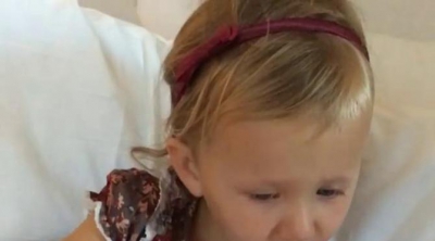 Carmen Gabriela Baldwin con su hermano recién nacido Leonardo