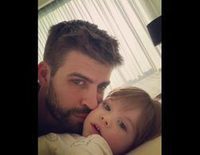 Gerard Piqué haciendo mimitos a Sasha