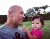 Dwayne Johnson cantándole el cumpleaños feliz a su hija