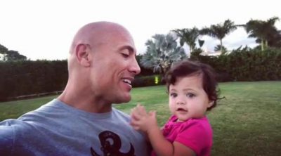 Dwayne Johnson cantándole el cumpleaños feliz a su hija