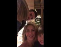 Gerard Piqué y Shakira felicitan el año 2017 con sus hijos Milan y Sasha