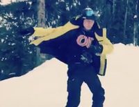 Brooklyn Beckham se rompe la clavícula mientras hace snow en Canadá
