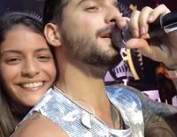 Maluma besa en pleno concierto a una fan en la boca