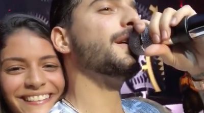 Maluma besa en pleno concierto a una fan en la boca