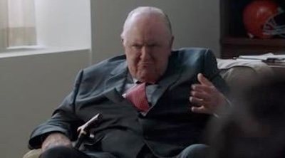 Roger Ailes (John Lithgow) reta a que saquen pruebas de su acusación en este clip exclusivo de 'El escándalo'