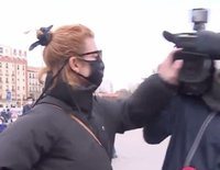 Najwa Nimri golpea a un cámara de televisión a su llegada a Atocha (Madrid)