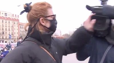 Najwa Nimri golpea a un cámara de televisión a su llegada a Atocha (Madrid)
