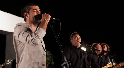 Miguel Ángel Muñoz canta 'La Lola' junto a Café Quijano