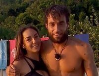 Anita y Montoya protagonizan una gran noche de pasión y un besazo de película en 'SV 2025'