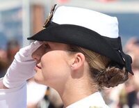 La Princesa Leonor se despide a la Escuela Naval Militar de Marín con reencuentro familiar y un gran honor